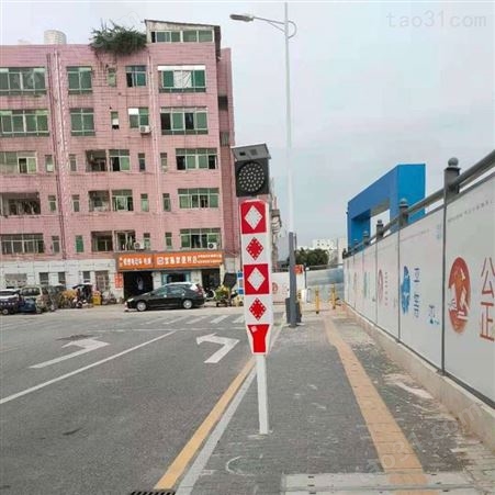 中安人行道口标志立柱红白色反光警示 太阳能路口警示柱出货迅速